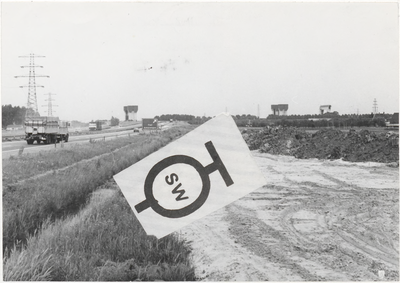 M 10027 Bord met letters Sw langs de A15 nabij de Prins Bernhardsluis