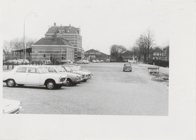 M 10035 Links het station. Op de achtergrond de Tielse Veiling Septer. Op de voorgrond een gedeelte van de Spoorstraat