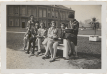 M 10048 Zes leerlingen van de h.b.s. (meisjes) . De foto is genomen op het Kalverbos. Op de achtergrond de St. Walburgstraat