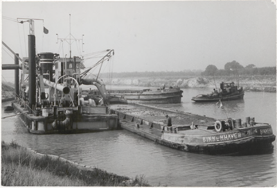 M 10049 Waarschijnlijk uitbaggeren Amsterdam-Rijnkanaal; baggerschepen aan het werk