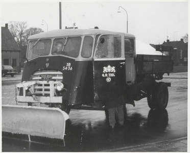 M 10051 Pekelwagen Dienst Gemeentewerken, opschrift G.R. Tiel en gemeentewapen, op het Stationsplein