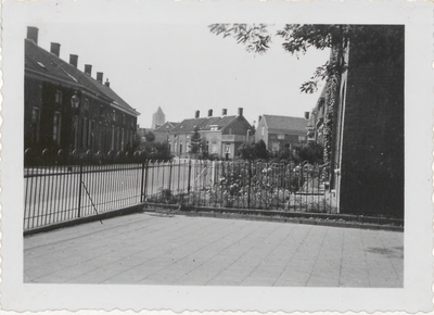 M 10053 Huizen Binnenweg. De foto is genomen vanaf het schoolplein van de Gemeentelijke lagere school A II. Links op de ...