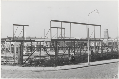 M 10054 Jonge schutskooi in aanbouw. Rechts op de voorgrond een gedeelte van de Hertog Reinaldlaan