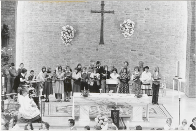 M 10055 Jongerenkoor Chantiel in de St.Dominicuskerk op het altaar, beginjaren, nog met drumstel