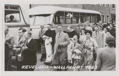M 10065 Kevelaer-Wallfahrt, groep mensen bij bus, waaronder enkele Tielse Dominicaner priesters in habijt