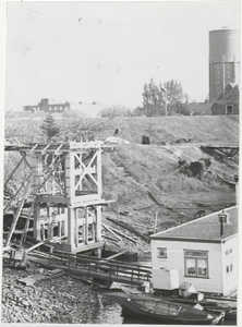 M 10334 Bouw stellage op helling haven. Boven het midden de Echteldsedijk. Geheel rechts op de achtergrond de watertoren