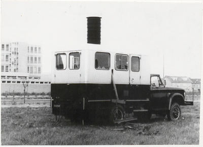 M 10351 Wagen grondonderzoek langs Nieuwe Tielseweg. Links op de achtergrond de L.T.S