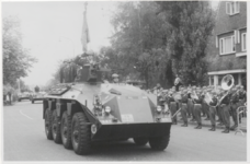 M 10404 Defile bataljon generaal Chasse Veemarkt. Op de Prinses Beatrixlaan rijden tanks voorbij. Rechts het ...