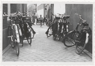 M 10476 Gestalde fietsen in de Korte Nieuwsteeg, een jongetje rent de steeg in.