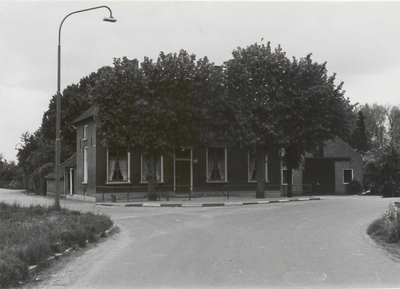 M 10553 Dorpscafe aan kruising Dorpsstraat/Burgemeester Meslaan