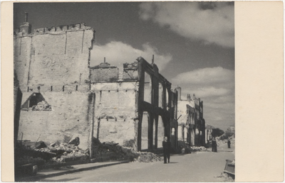 M 10567 Ruines in smalle gedeelte Waterstraat. Na 1945