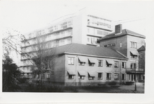 M 10577 Bejaardentehuis Walstede aan Konijnenwal. Op de achtergrond het nieuwe gedeelte van het bejaardentehuis