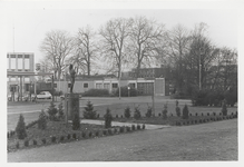 M 10649 Herdenkingsmonument in park aan Oude Haven. Op de achtergrond het politiebureau.