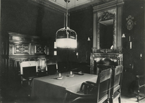 M 1068 De regentenkamer van het Gasthuis aan de Ambtmanstraat in de jaren twintig. Hier vergaderen de regenten en ...