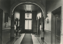 M 1070 De vestibule van het Gasthuis aan de Ambtmanstraat in de jaren twintig