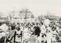 M 1074 Een ballonoptocht van verkleedde kinderen op het Kalverbosch, jaren zeventig