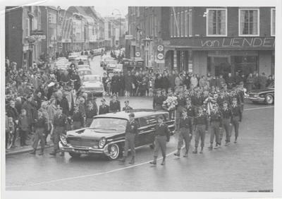 M 10786 Begrafenisstoet met erecordon militairen nabij Waterstraat