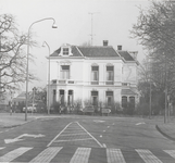M 10827 Huis op de hoek Stationsstraat en Burgemeester Hasselmanplein