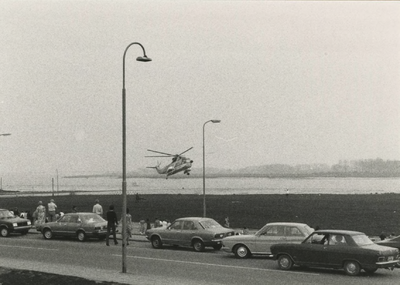 M 1086 De landing van een helicopter op de Nieuwe Kade