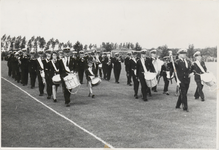 M 10874 Leden harmonie Soelen in Zoelen, marcherend op een veld