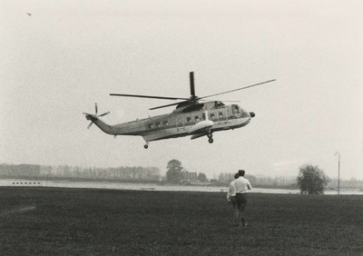 M 1090 De landing van een helicopter op de Nieuwe Kade