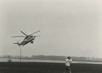 M 1091 De landing van een helicopter op de Nieuwe Kade