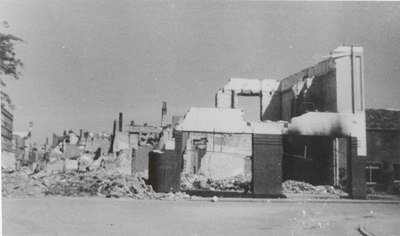 M 10941 Ruines tweede wereldoorlog. Rechts het Kalverbos. Na 1945