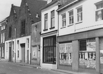 M 1095 De Westluidensestraat met de pakhuisjes en het dichtgetimmerde pand van de sigarenwinkel van Van Ewijk