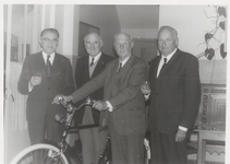 M 11103 Groepje van vier oudere mannen in een kamer, een van hen houdt een fiets vast, 2e v.l.n.r.: P. v. Westrhenen