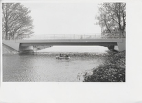 M 11111 Brug over de Linge, onder de brug een bootje met twee inittenden