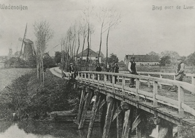 1129 Brug over de Linge tussen Wadenoijen en Kapel-Avezaath, op de achtergrond de molen van Kapel-Avezaath. Wadenoijen, ...