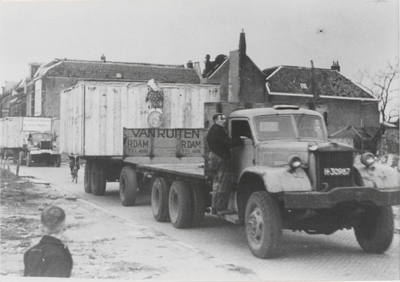 M 11305 Zwaar transport van machines door de Waterstraat op weg naar de fabriek Mij. de Betuwe, Flipje afbeelding op de ...