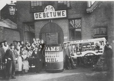 M 11317 Promotie. Introductie van losse verkoop van jam door venters, rond 1900. Links (met hoed en kettinghorloge) ...