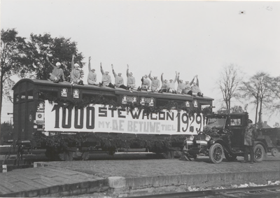 M 11318 Promotie van De Betuweproducten door de 1000ste spoorwagon te tonen met producten van de Betuwe in 1929