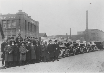 M 11323 Promotie van De Betuweproducten met personenauto's waarop een groot jamblik is geplaatst, met chauffeurs (directie?)