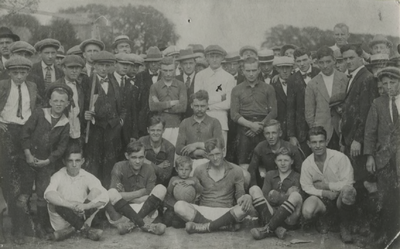 M 1140 Voetballers en supporters poseren op de Nieuwe Kade, jaren twintig vorige eeuw