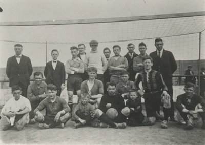 M 1141 Voetballers en supporters van Theole in de jaren dertig van de vorige eeuw