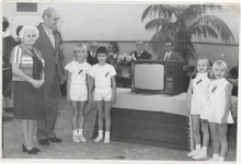 M 11419 In 1973 ontvangt de oud-voorzitter de heer H.L. Jansen een tv-toestel als cadeau voor de bewezen diensten