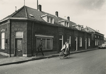 M 1143 De huizen gelegen aan de Binnenhoek, tegenover het bedrijf Daalderop. Geheel links staat het pand waarin vroeger ...