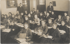 M 11432 Een klassenfoto van klas 4/c van de Julianaschool (Mulo). Links onderwijzer P. den Uyl, rechts hoofd der school ...