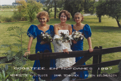 M 11449 Oogstfee en hofdames 1987, Henriëtte van de Sluis, Irma Temminck en Rigon Veldhuizen
