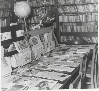 M 11457 Openbare leeszaal en bibliotheek in de Sint Agnietenstraat. Periodieken en krantentafel