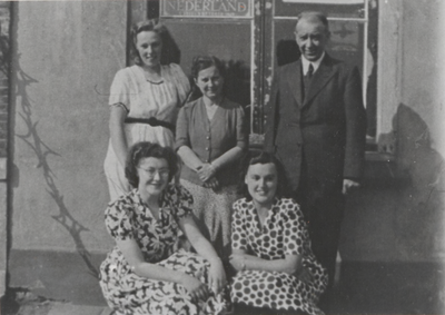 M 11459 Mevrouw van Asselt met de eerste medewerkers na de Tweede Wereldoorlog