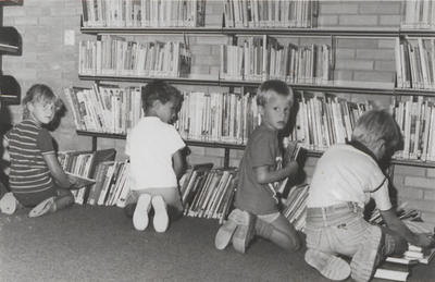 M 11473 De bibliotheek aan de Sint Agnietenstraat 28 in Tiel voor de verbouwing van 1987. Kinderen met boeken