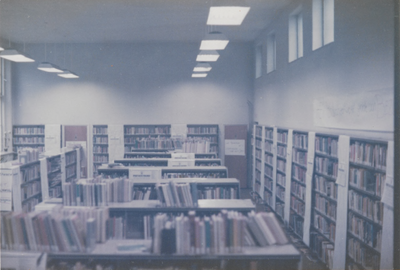 M 11476 De bibliotheek aan de Sint Agnietenstraat 28 in Tiel voor de verbouwing van 1987. De boekenzaal