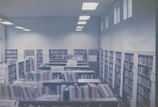 M 11476 De bibliotheek aan de Sint Agnietenstraat 28 in Tiel voor de verbouwing van 1987. De boekenzaal