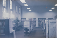 M 11478 De bibliotheek aan de Sint Agnietenstraat 28 in Tiel voor de verbouwing van 1987. De boekenzaal met een bord ...