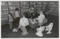 M 11486 De bibliotheek aan de Sint Agnietenstraat 28 in Tiel voor de verbouwing van 1987. Enkele kinderen vermaken zich ...