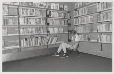 M 11491 De bibliotheek aan de Sint Agnietenstraat 28 in Tiel voor de verbouwing van 1987. Kind in hoek leest een boek