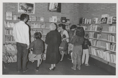 M 11492 De bibliotheek aan de Sint Agnietenstraat 28 in Tiel voor de verbouwing van 1987. Een groepje bezoekers in de ...